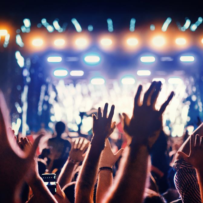 Mit einer Veranstaltungshaftpflichtversicherung sind Sie abgesichert Bei einem Konzert werden die Hände erhoben