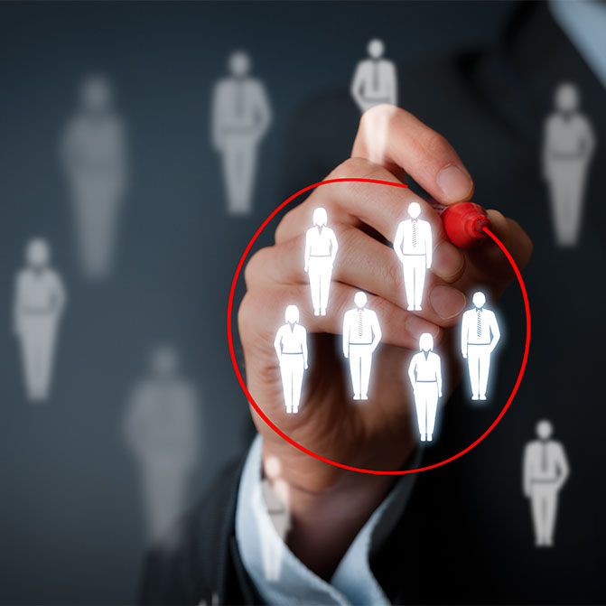 Eine Hand umkreist eine Gruppe von Personen-Icons mit einem roten Stift vor einem Hintergrung mit weiteren Personen-Icons